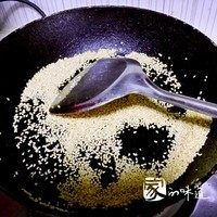 自制辣椒酱,芝麻平底锅小火炒制金黄色出香味,凉透捣成芝麻面备用