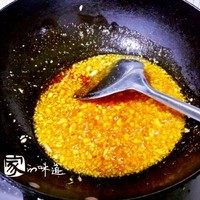 自制辣椒酱,放入白糖,辣椒面熬出红油,此步骤继续小火