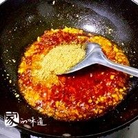 自制辣椒酱,熬出红油后转大火放入郫县豆瓣酱,豆瓣酱冒大泡时转小火熬煮十分钟,七分钟的时候放入芝麻面搅拌均匀继续熬煮