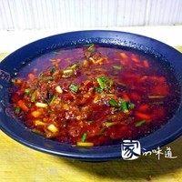 自制辣椒酱,熬好后拌面,煎豆腐,烧烤烤菜等都是不错的搭配。如果想要更香,可以放点肉沫(猪肉沫或者牛肉沫都可以)