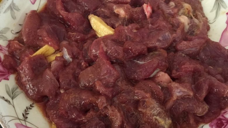 番茄炒牛肉,将<a style='color:red;display:inline-block;' href='/shicai/ 216'>牛肉</a>切好，用调料先行腌制入味