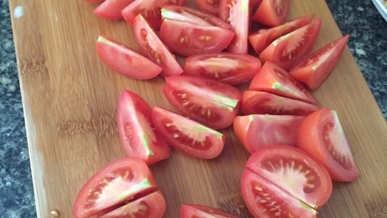 番茄炒牛肉,<a style='color:red;display:inline-block;' href='/shicai/ 59'>番茄</a>的用量根据个人口味决定，个人喜欢吃<a style='color:red;display:inline-block;' href='/shicai/ 59'>番茄</a>，所以多放点