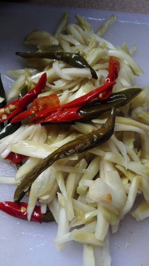 潇大妈-泡菜肉丝,泡菜切丝,备用。
(喜欢吃辣的,可以加泡辣椒,辣椒还可以添色。泡菜,是我自己泡的,我用的儿菜。脆。)
