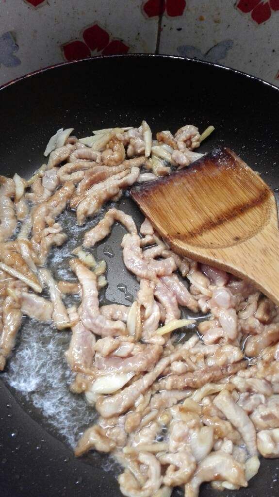 潇大妈-泡菜肉丝,锅内放油,加热,很热,放肉丝爆炒,起锅。(起锅,起锅,起锅)