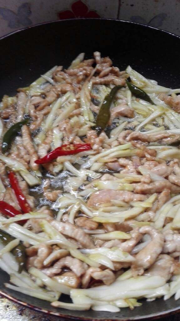 潇大妈-泡菜肉丝,锅内再放少许油,倒入泡菜,炒出味儿,再放入肉丝,一起翻炒。可加入蒜苗,加色。起锅。(我用的自己种的蒜苗。就是外面买的大蒜,种出来的,要吃就掐,天然方便无公害。)