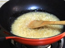 苕丝糖,小火熬至糖水浓稠,用勺子沾一点糖水,用手沾一下拉一下,感觉有点拉丝