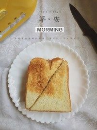 快手早餐肉松火腿三明治,盖上另一片吐司，一切为二，开吃！