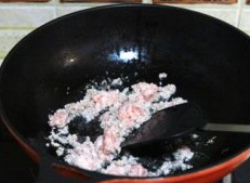 叶儿粑,锅中放少许油,下猪肉末