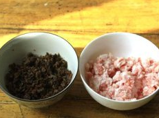 叶儿粑,先做肉馅:主料是猪肉末和芽菜末
