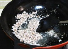叶儿粑,翻炒至肉末出油
