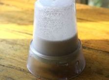 叶儿粑,泡好的大米磨成米浆