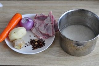 简易版羊肉手抓饭,原料图。<a style='color:red;display:inline-block;' href='/shicai/ 23'>土豆</a><a style='color:red;display:inline-block;' href='/shicai/ 25'>胡萝卜</a>切丁洗净备用，<a style='color:red;display:inline-block;' href='/shicai/ 29'>洋葱</a>切丁