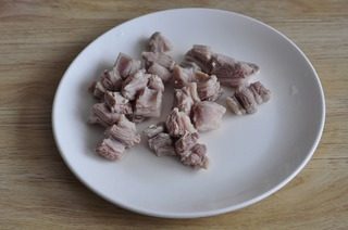 简易版羊肉手抓饭,羊排尖切块用一半<a style='color:red;display:inline-block;' href='/shicai/ 700'>花椒</a>煮开水焯水捞出备用