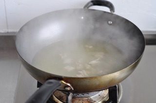 简易版羊肉手抓饭,加<a style='color:red;display:inline-block;' href='/shicai/ 695'>八角</a>，肉蔻和剩下的花椒，<a style='color:red;display:inline-block;' href='/shicai/ 37'>姜</a>，一起炖20分钟