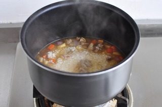 简易版羊肉手抓饭,豆浆机滤网过滤煮羊肉的汤兑入锅里,水量刚刚浸到米为好,摁下煮饭键,跳过来后焖十分钟,铲起来拌匀即可