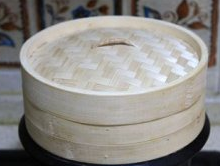 叶儿粑,大火烧开水后,将蒸笼放上去,大火蒸大概8分钟左右就可以了。如果用一般的蒸锅,蒸的过程中,可揭盖两次,以免水蒸汽太多破坏叶儿粑的型。我用的竹蒸笼基本不用担心这个