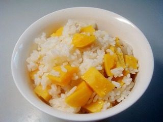 红薯米饭,盛到碗里,即可享用