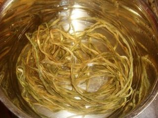 干豆角炒肉,先把豆角洗净，用水浸泡半天左右