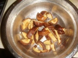 干豆角炒肉,<a style='color:red;display:inline-block;' href='/shicai/ 230'>香菇</a>洗净，切成两半