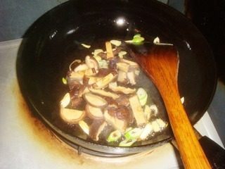 干豆角炒肉,放入香菇翻炒