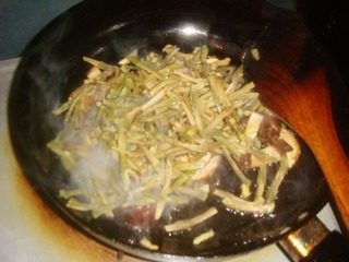 干豆角炒肉,放入豆角翻炒均匀