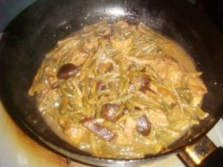 干豆角炒肉,放入鸡精、香油调味即可