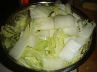 菠萝白菜炒肉,先把<a style='color:red;display:inline-block;' href='/shicai/ 114'>白菜</a>洗净，切成小块