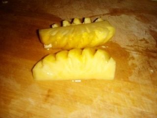 菠萝白菜炒肉,<a style='color:red;display:inline-block;' href='/shicai/ 597'>菠萝</a>去皮切成大块