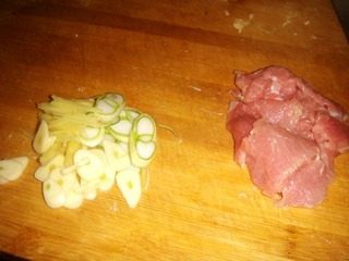 菠萝白菜炒肉,<a style='color:red;display:inline-block;' href='/shicai/ 3250'>葱</a>切片、<a style='color:red;display:inline-block;' href='/shicai/ 37'>姜</a>切丝，<a style='color:red;display:inline-block;' href='/shicai/ 414'>猪肉</a>切成薄片