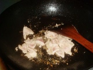 菠萝白菜炒肉,锅里放油，放入肉片煸炒