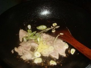 菠萝白菜炒肉,放入葱姜煸炒