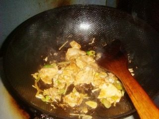 菠萝白菜炒肉,倒入料酒、酱油、盐