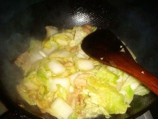 菠萝白菜炒肉,添加适量水