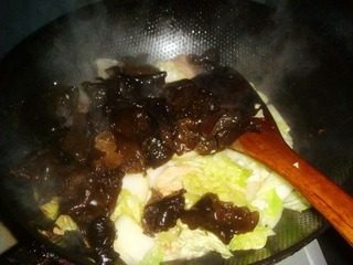 菠萝白菜炒肉,先把<a style='color:red;display:inline-block;' href='/shicai/ 233'>木耳</a>用热水焯一下，放入锅中翻炒