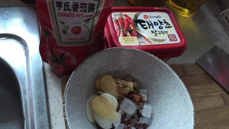 番茄炖牛腩,牛肉洗净切块,提前清水炖煮2小时。牛肉捞起沥干,汤汁留下备用。