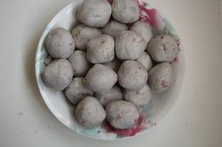蚝汁培根香芋球,取适量芋泥,做成芋艿球