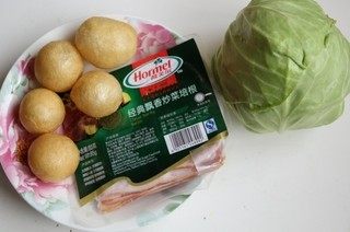 鲍汁培根炒圆白,准备的材料