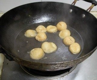 鲍汁培根炒圆白,锅中水开,下入面筋焯一下面筋软榻即可捞出沥干水分