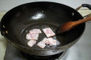 鲍汁培根炒圆白,油温五成热,下入培根两面煎一下捞出