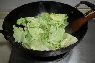 鲍汁培根炒圆白,锅中余油,放入圆白菜煸炒