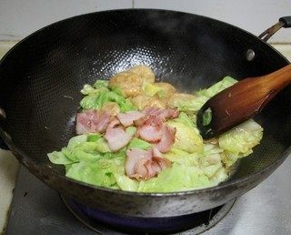 鲍汁培根炒圆白,等圆白菜煸炒软榻后,放入培根和面筋