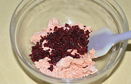 草莓雪球,用刮刀翻拌均匀至看不到干粉后,加入切成小粒的<a style='color:red;display:inline-block;' href='/shicai/ 109174'>蔓越莓干</a>拌匀