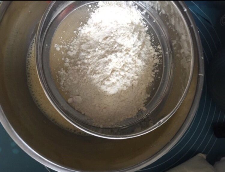 芒果千层蛋糕,然后面粉过筛加入,搅拌均匀至无颗粒状。