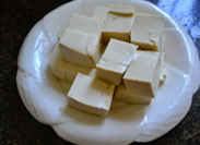 椒盐炸豆腐,<a style='color:red;display:inline-block;' href='/shicai/ 465'>豆腐</a>洗净后切成2CM的小方块