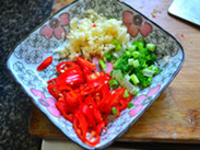 椒盐炸豆腐,<a style='color:red;display:inline-block;' href='/shicai/ 3446'>红尖椒</a>去蒂,切成环状