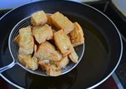 椒盐炸豆腐,炸至金黄色后捞出沥干油