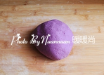 红豆薯圆糖水,耐心的揉成团,以不黏手为准,如果觉得太干可以适量加一点点<a style='color:red;display:inline-block;' href='/shicai/ 156925'>水</a>进去。我的红薯面加粉多了有些干,紫薯面团刚刚好。