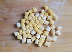 红豆薯圆糖水,用刀切成小块,并撒些散粉防止粘连。如果觉得不美观就手动整一下型。一次吃不完的话可以多撒一些散粉,然后装进保鲜袋冻起来保存。