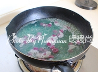 红豆薯圆糖水,将紫薯圆放进刚刚煮红薯圆的锅内,也煮2分钟左右捞出。