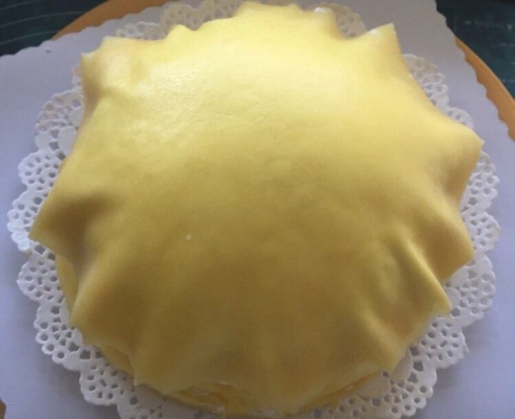 芒果千层蛋糕,这是半成品,芒果粒我没有铺平,所以隆起呈半圆状。